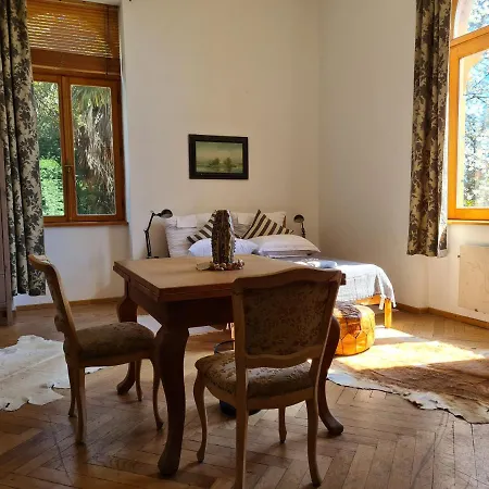 Heritage Park Royal Apartment *